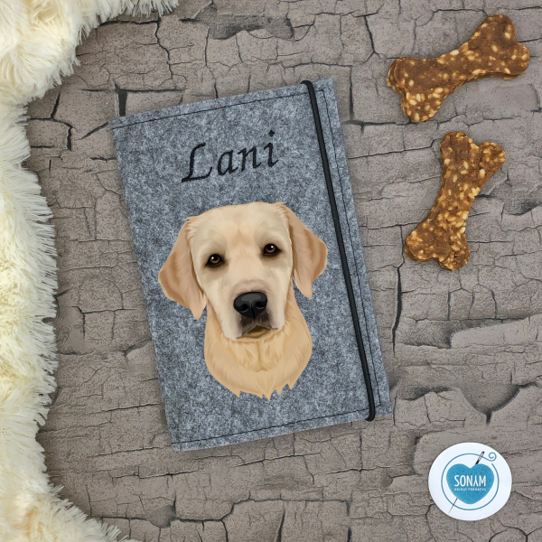 Designbeispiel der Impfpasshülle grau meliert für den Labrador blond
